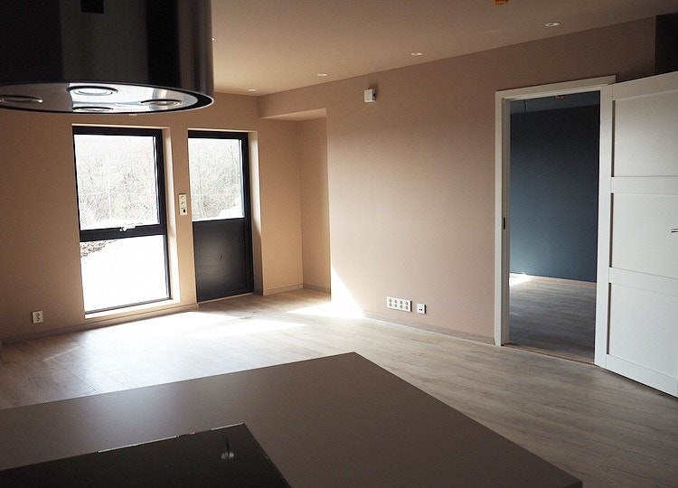 Lys og trivelig stue. Det er montert skyvedører og garderobe ved inngangen. Galleribilde