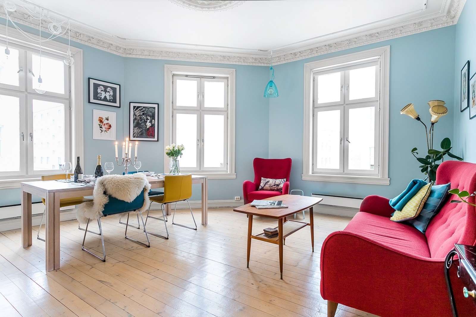 Romslig stue med stukkatur og rosett Galleribilde