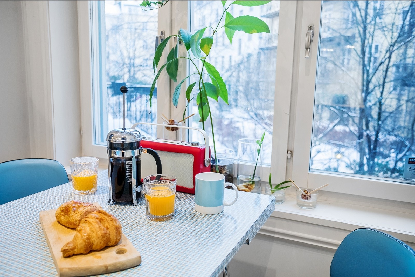 Koselig spiseplass ved kjøkkenvinduet Galleribilde