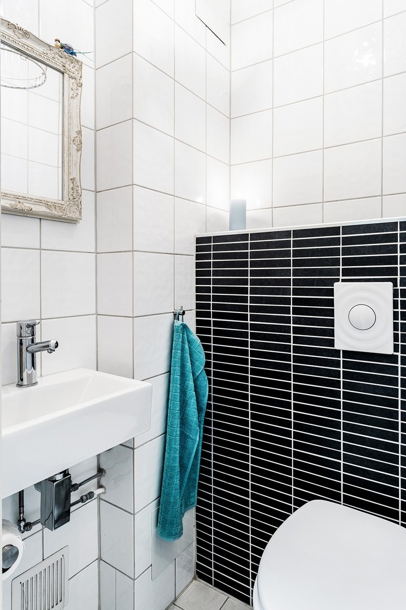 Separat toalett ved siden av badet Galleribilde