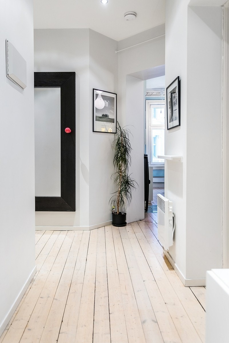 Entréen er lang, og har god plass til oppbevaring. Flotte gulv! Galleribilde