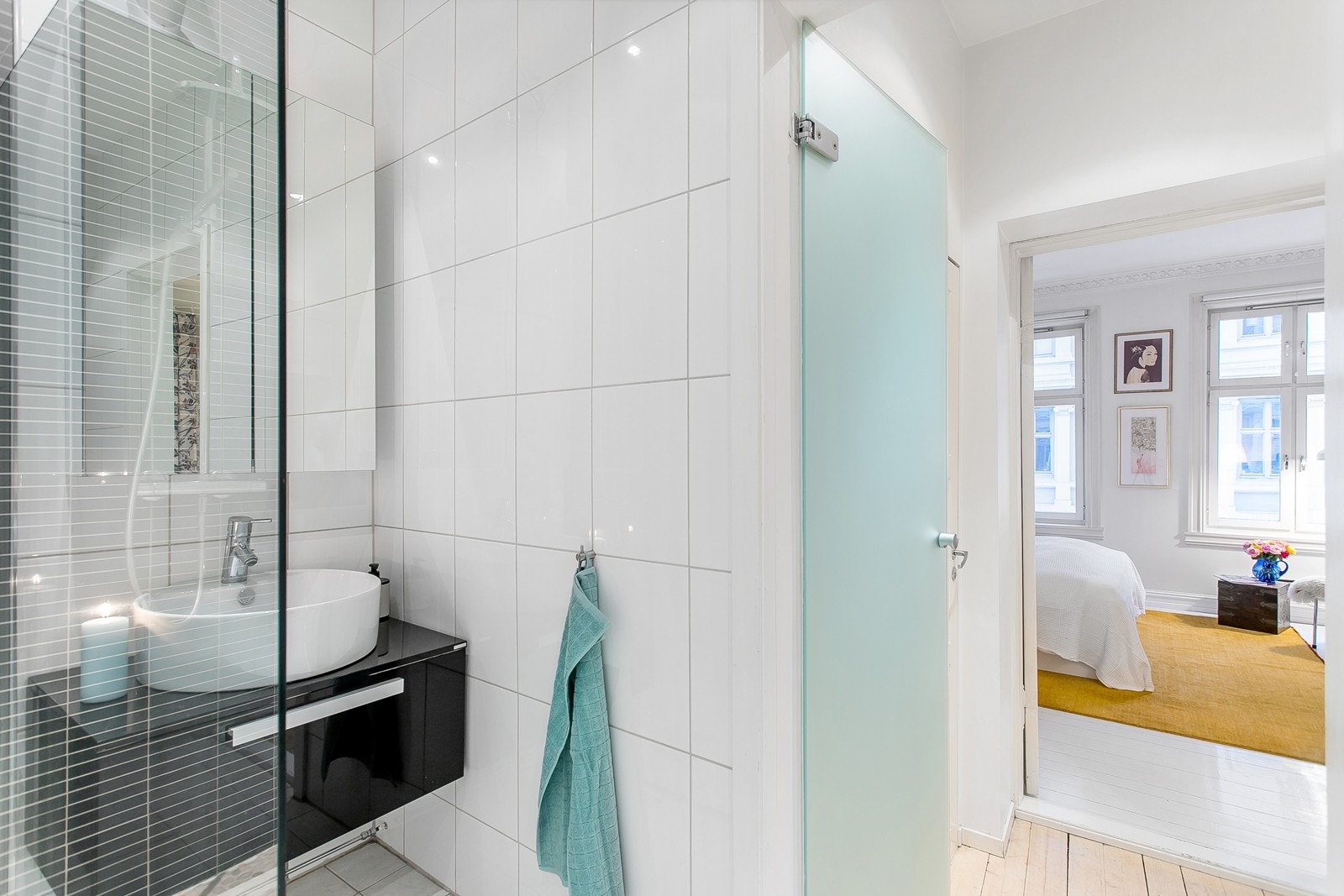 Pent bad med dusjnisje og innredning Galleribilde