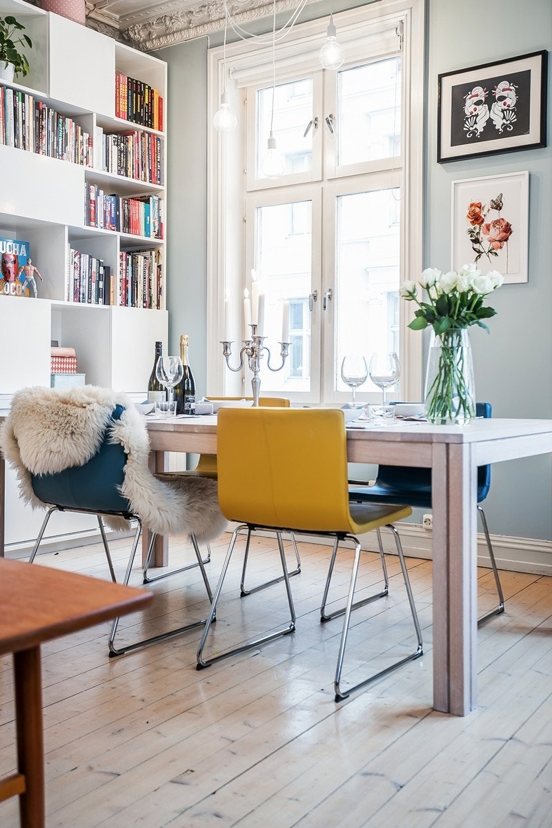 Flotte, klassiske detaljer med originale tregulv og stukkatur og rosett i himling Galleribilde