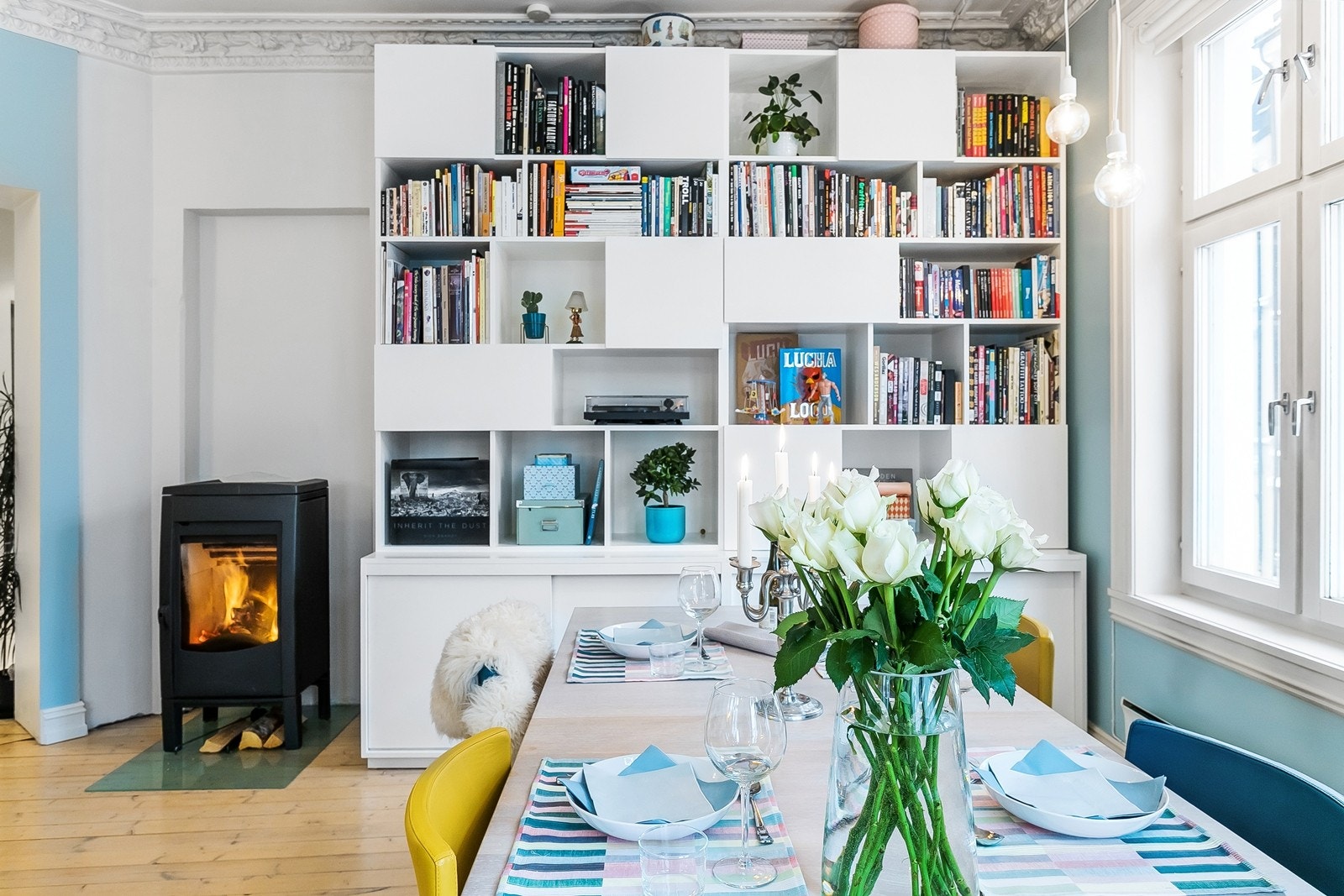 Den spesialbygde bokhyllen medfølger salget Galleribilde