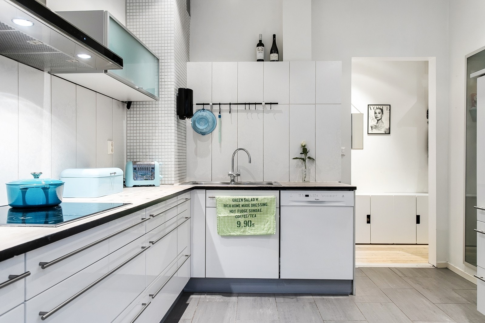 Integrert i innredningen er stekeovn og platetopp. Opplegg for oppvaskmaskin. Galleribilde