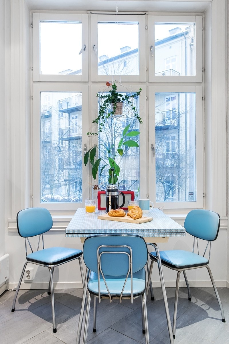 Koselig spiseplass ved kjøkkenvinduet Galleribilde