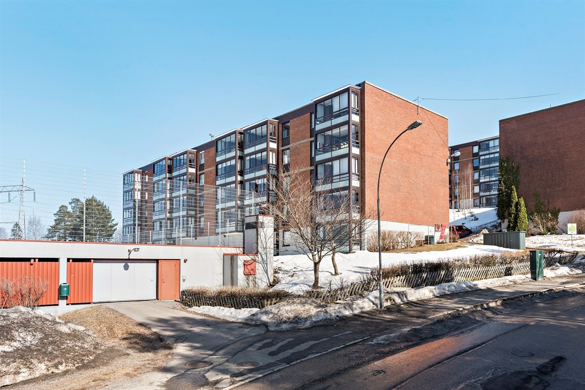 Medfølger garasje i felles garasjeanlegg. Anlegget skal rehabiliteres med oppstart i juni/juli. Galleribilde