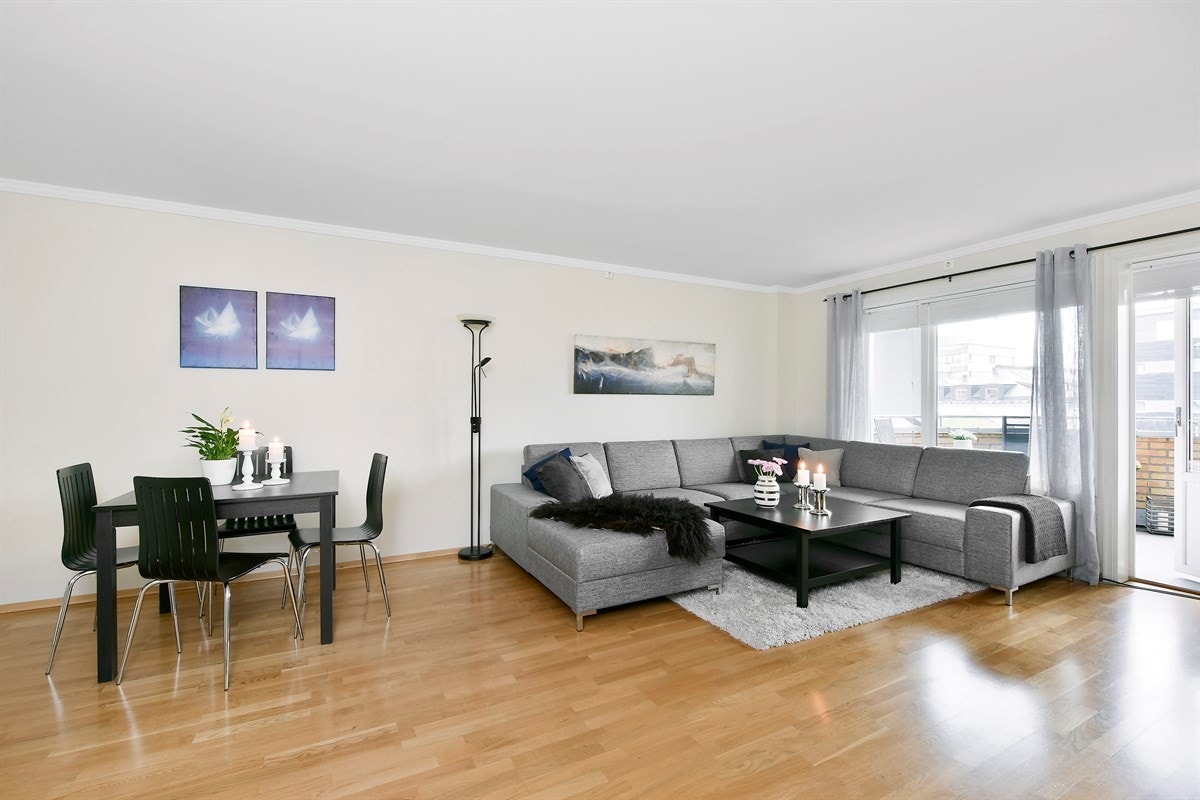 Leiligheten har heisadkomst/trappefri adkomst og varmtvann og fyring inkl. Meget sentral beliggenhet med umiddelbar nærhet til togstasjon og sentrum. Galleribilde