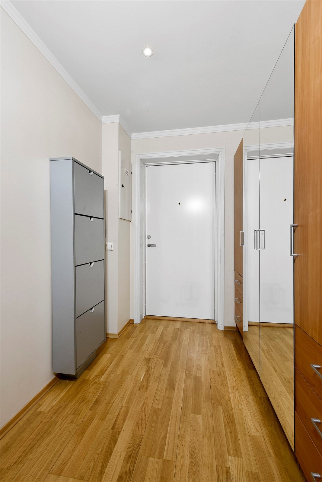 Entreen har stort garderobeskap som gjør det enkelt å rydde unna yttertøy og utstyr. Galleribilde