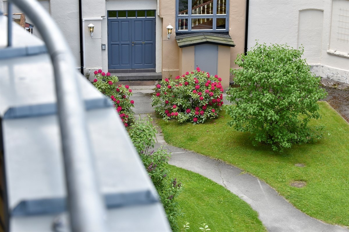Verandaen er vendt mot overraskende rolig bakgård. Galleribilde