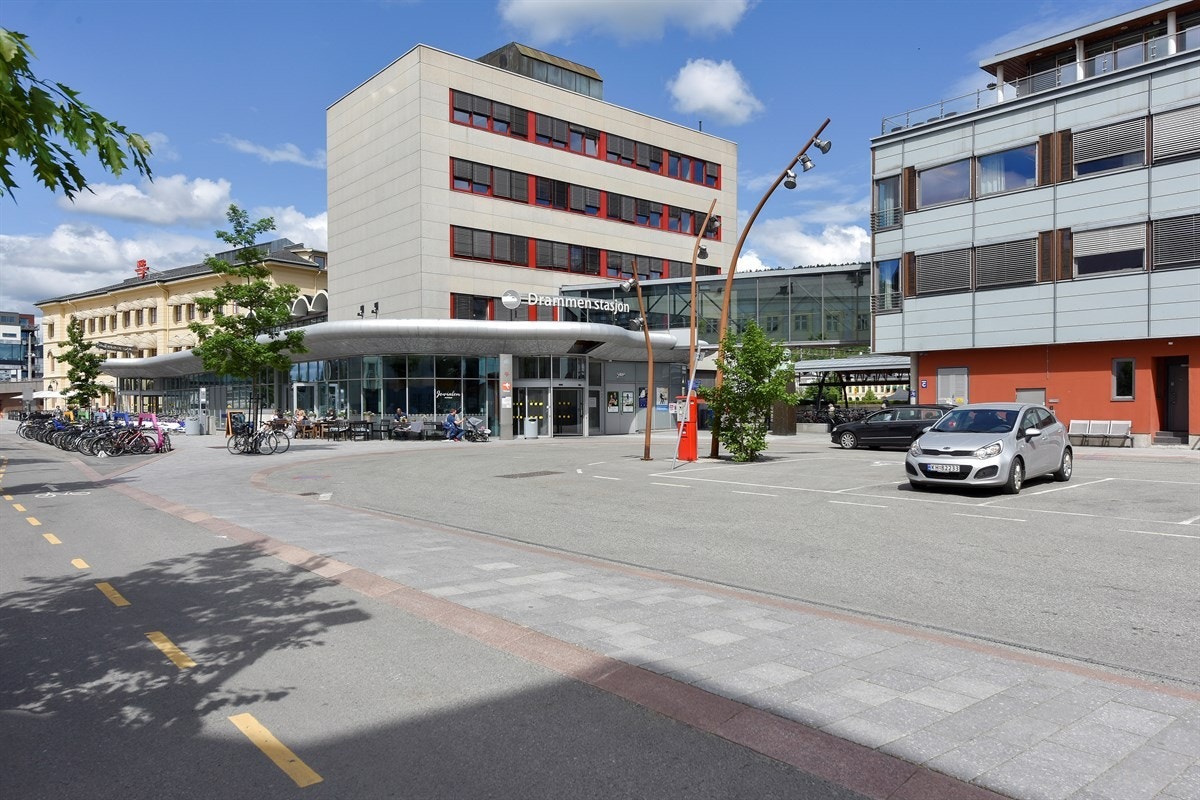 Eiendommen ligger sentralt og attraktivt til på Strømsø i Drammen kommune. Galleribilde