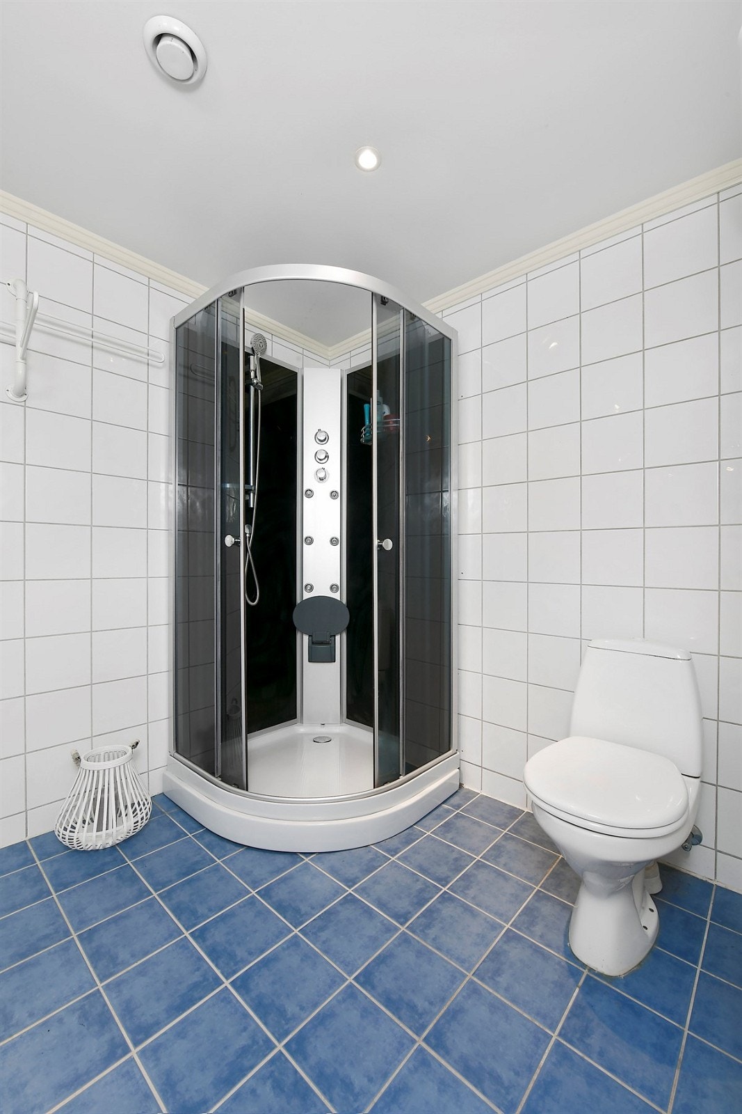 Boligen inneholder et stort og pent bad. Galleribilde