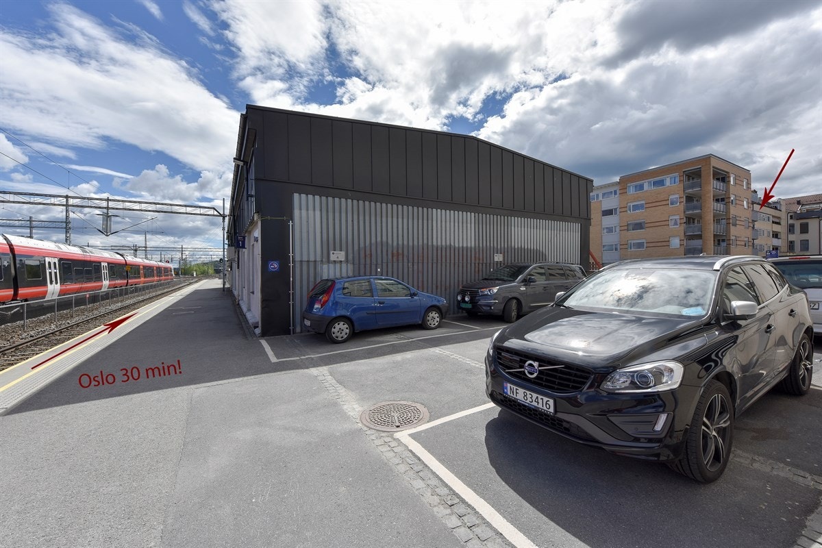 Fra leiligheten tar det 30 min med tog til Oslo. Om man har eller kjøper månedskort med toget kan man, med et tillegg i måneden, benytte pendlerparkeringen tilknyttet Drammen stasjon. Galleribilde