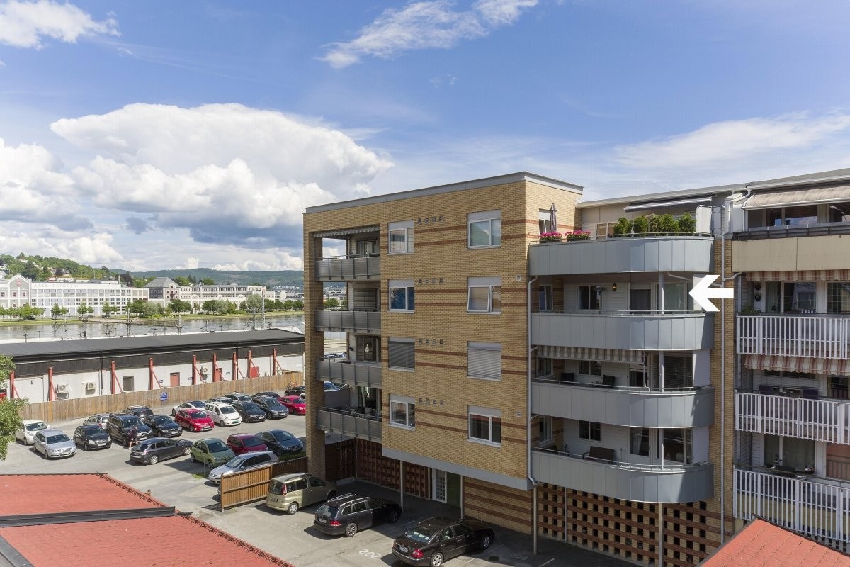 Leiligheten har ettermiddags/kveldssol på veranda vendt mot bakgård, heis, varmtvann/fyr inkl. Galleribilde