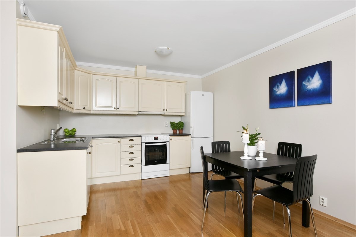 Stue/kjøkken har god plass for spisebord. Galleribilde