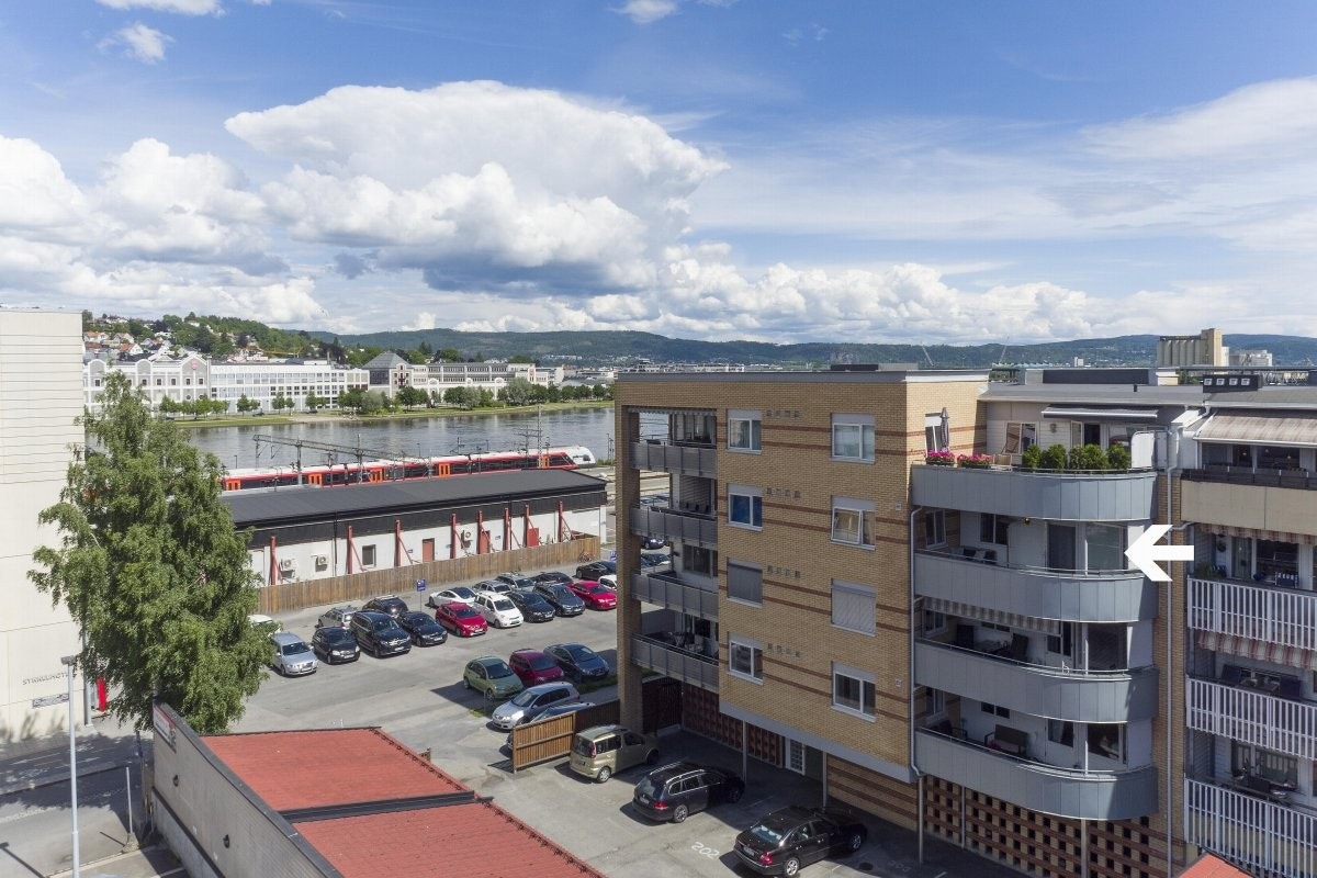 Privatmegleren ved John Granly Steen og Katrine Sunde har gleden av å presentere denne tiltalende 3-roms selveierleiligheten beliggende på Strømsø sentrum i Drammen kommune. Leiligheten har en sentral og attraktiv beliggenhet med nærhet til togstasjon. Galleribilde