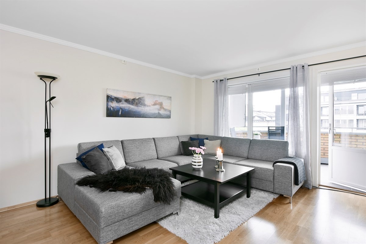 Leiligheten har en fin stue med åpen kjøkkenløsning. Galleribilde