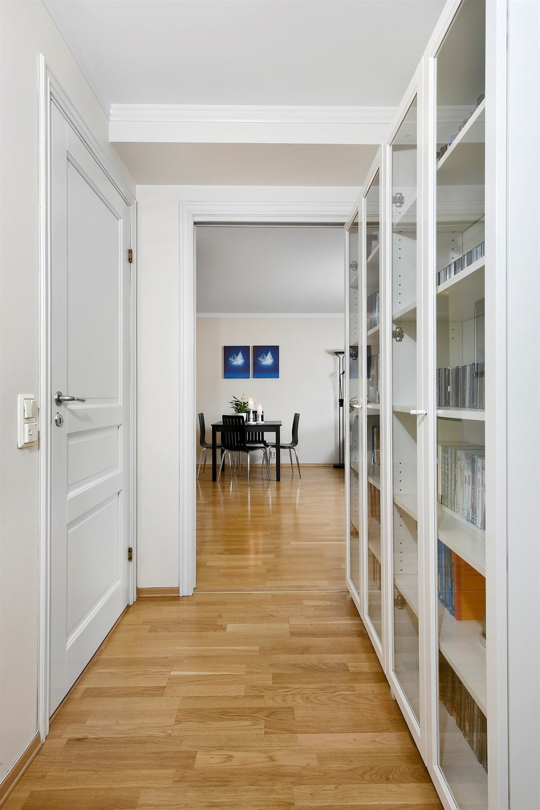 Entreen har downlights i himling. Galleribilde