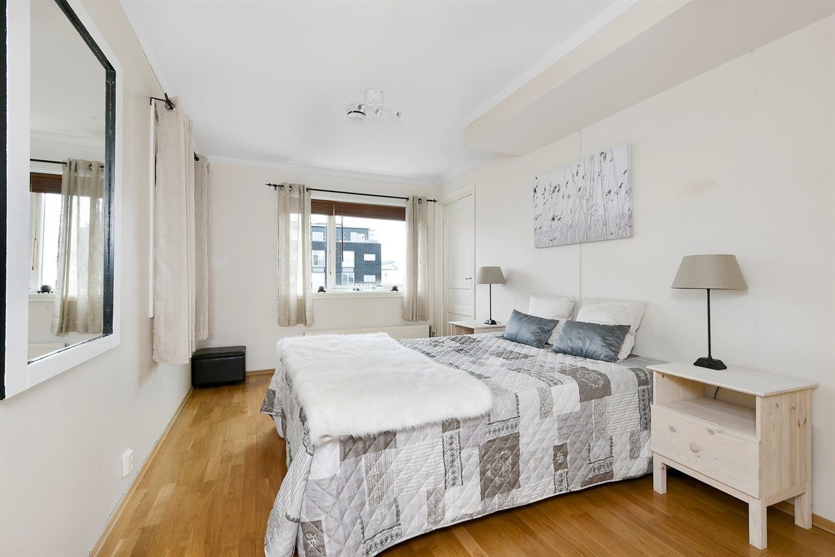 Hovedsoverom er romslig med plass for garderobeløsning. Galleribilde