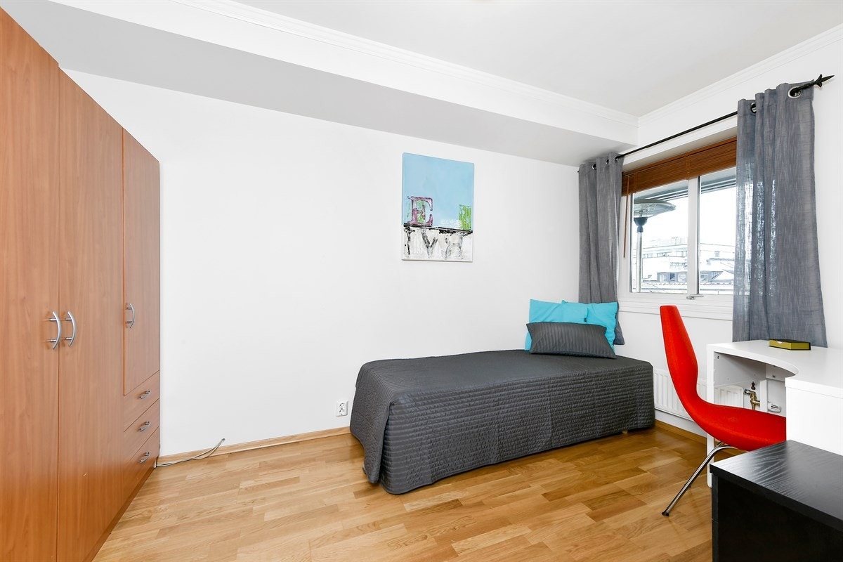 Soverom 2 med tilhørende garderobeløsning. Galleribilde