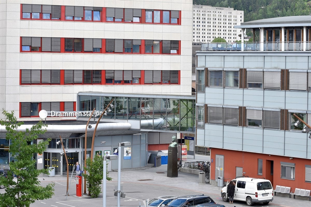 Boligen har umiddelbar nærhet til Drammen stasjon med buss, tog og flytog avganger. Galleribilde