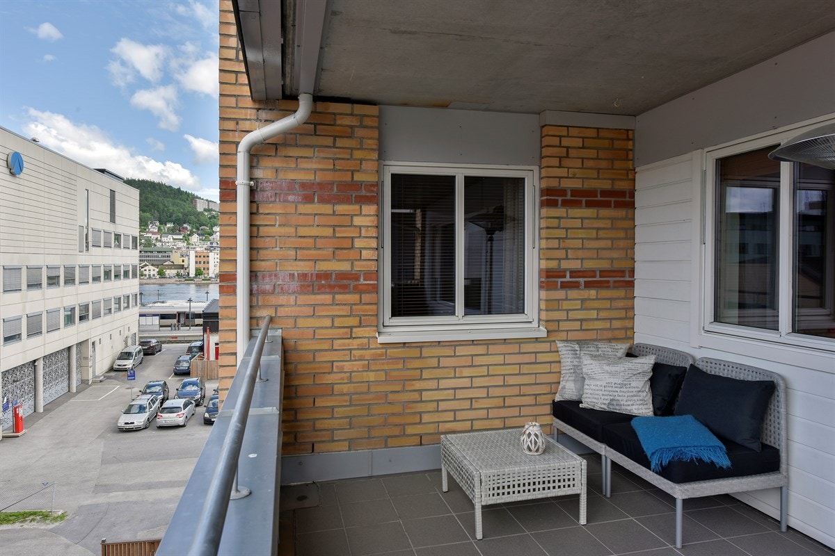 Verandaen har god plass for utemøblement. Galleribilde