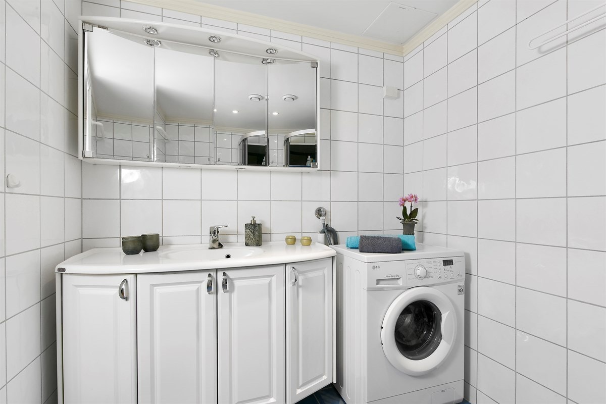 Innredningen består av heldekkende servant på underskap og speilskap med belysning. Galleribilde