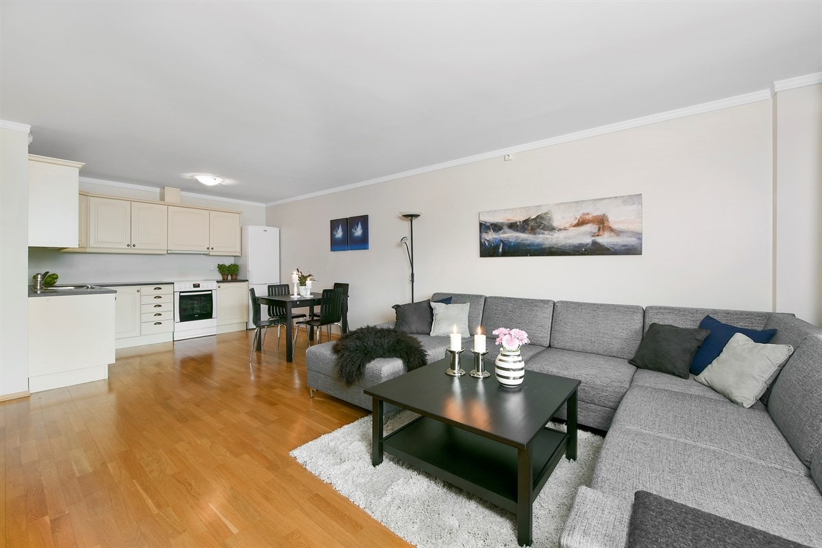 Stuen har parkett på gulv og har god plass for sofagruppe. Galleribilde