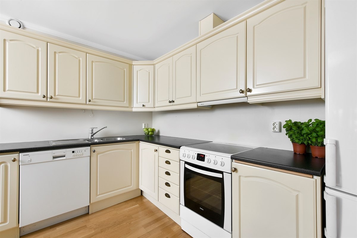 Mellom benkeplate og overskap er det belysning. Galleribilde