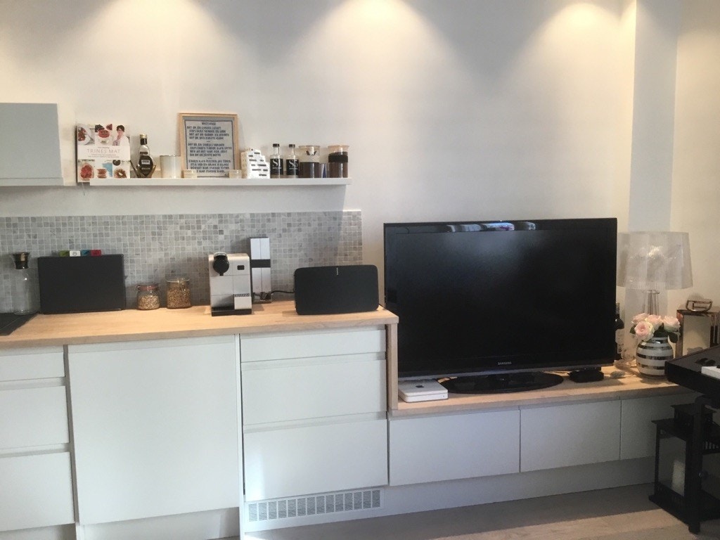 TV benk med mye skapplass Galleribilde