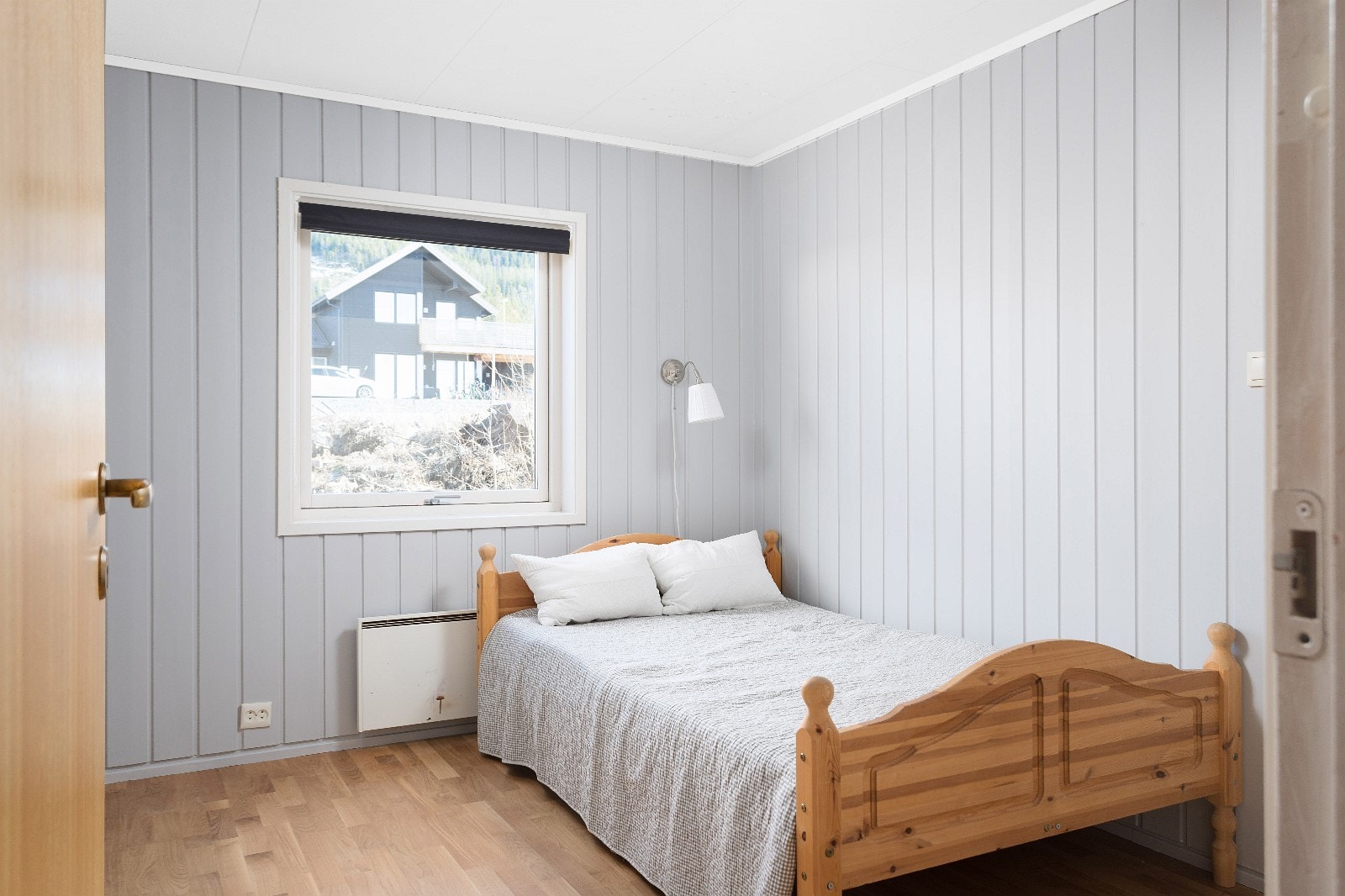Romslig soverom med mye skapplass i innebygde skap. Galleribilde
