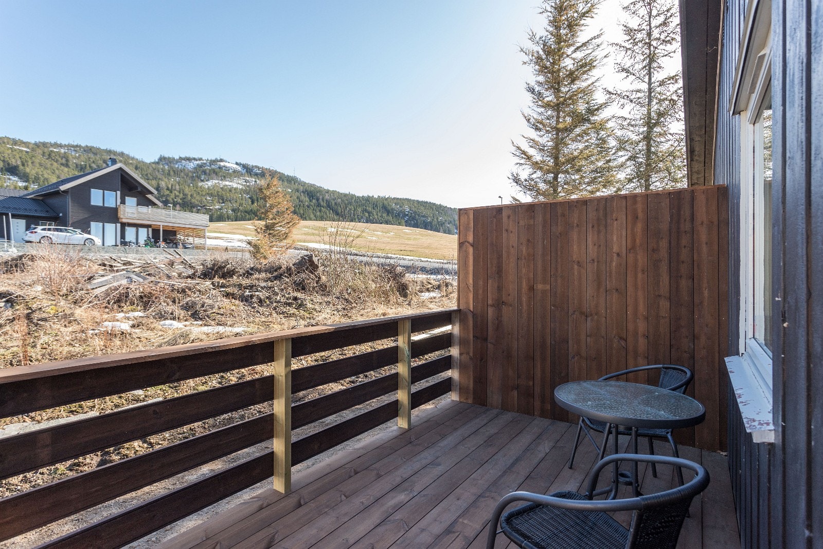 Egen veranda skjermet fra husets hoveddel og utleiere. Galleribilde