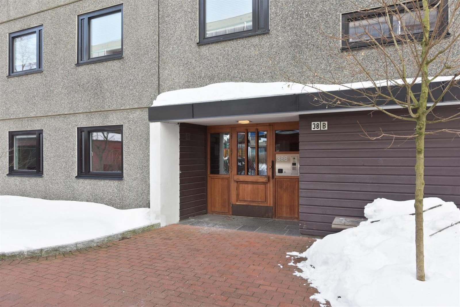 Det er montert snøsmeltingsanlegg, som gjør at indre område om vinteren er tilnærmet is- og snøfritt. Galleribilde