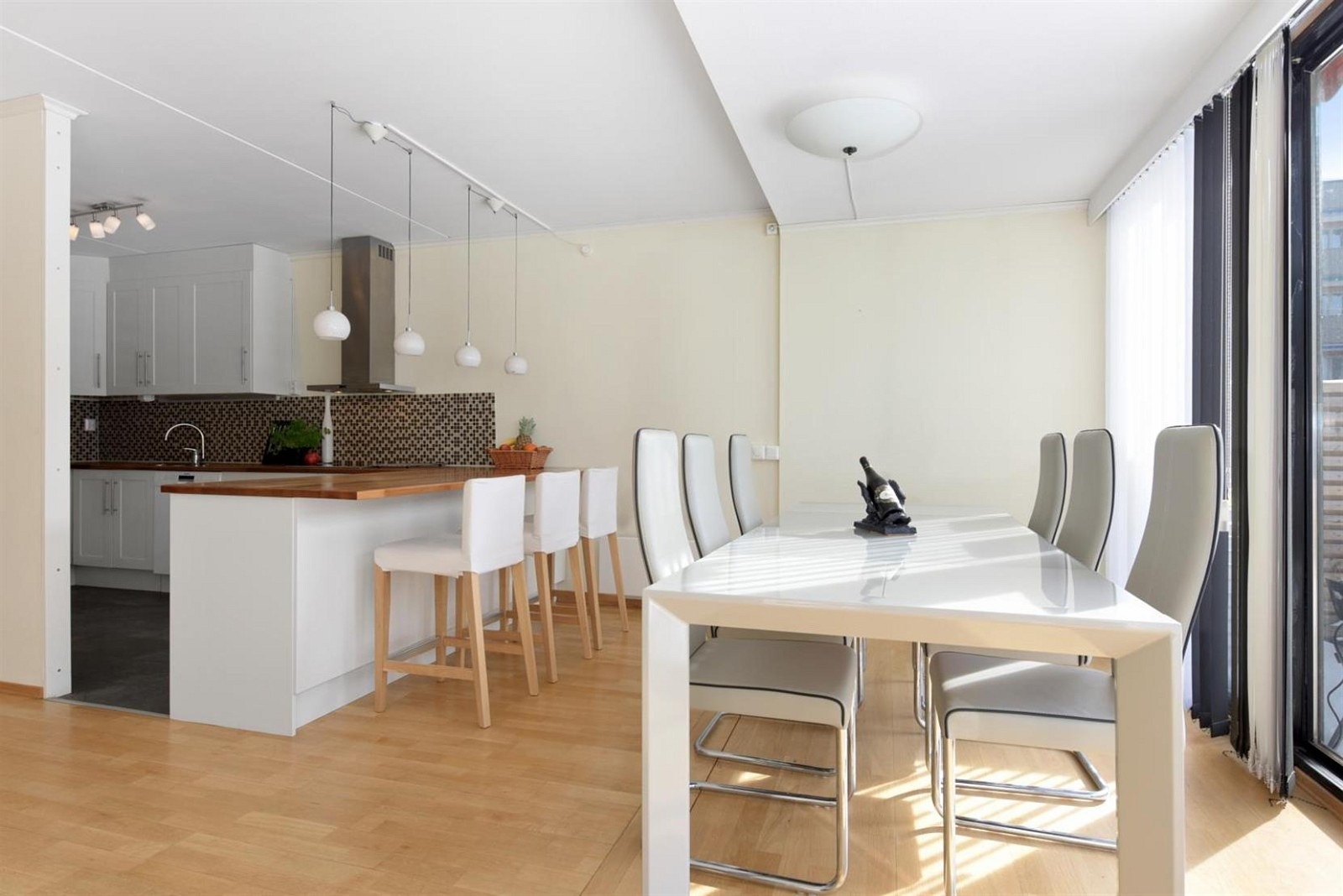 Stuen oppleves som romslig og lys. Det er delvis åpen kjøkkenløsning med plass til stort spisebord ved siden av. Galleribilde