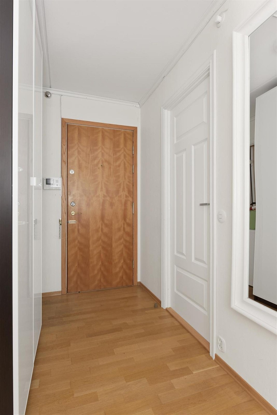 Entre med eget garderoberom og adkomst til leilighetens øvrige rom. Galleribilde