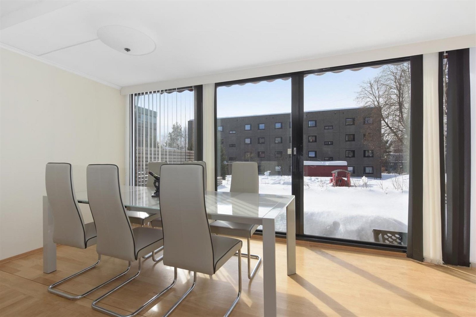 Fra stuen er det adkomst til terrasse med hagepart - perfekt for barnefamilier. Galleribilde