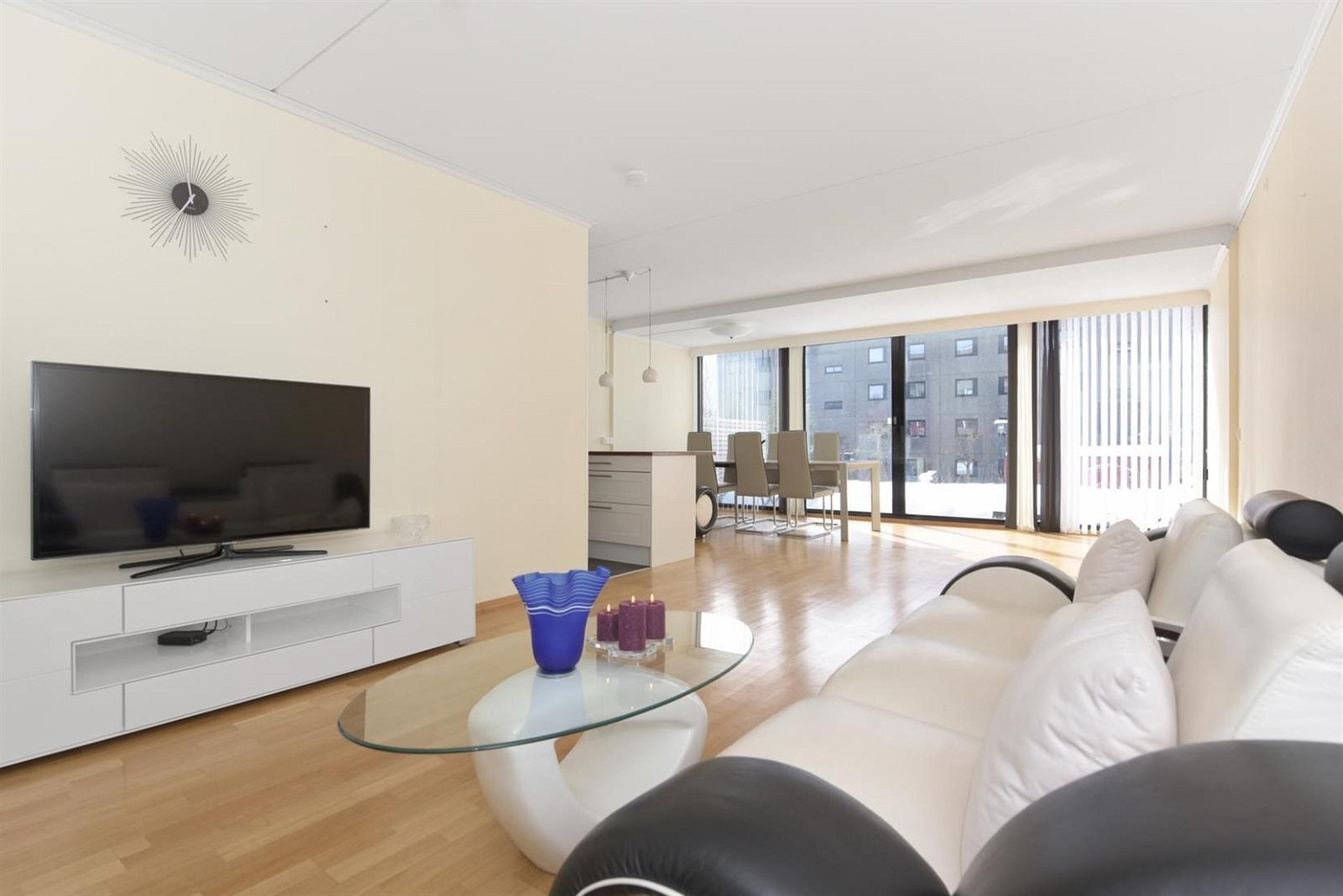 Stor og lys stue med plass til stor sofa. Utgang til solrik vestvendt balkong. Galleribilde