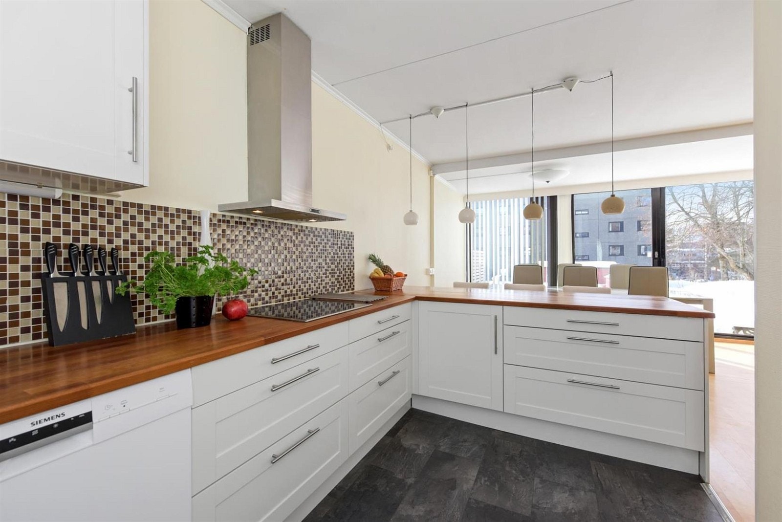 Det er god skap- og benkeplass på kjøkkenet med delvis integrerte hvitevarer. Galleribilde