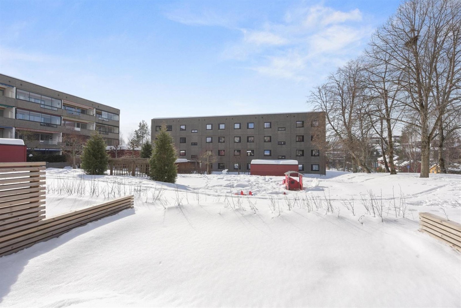 Hagen har nyere terrasseplatting og gode solforhold. Galleribilde