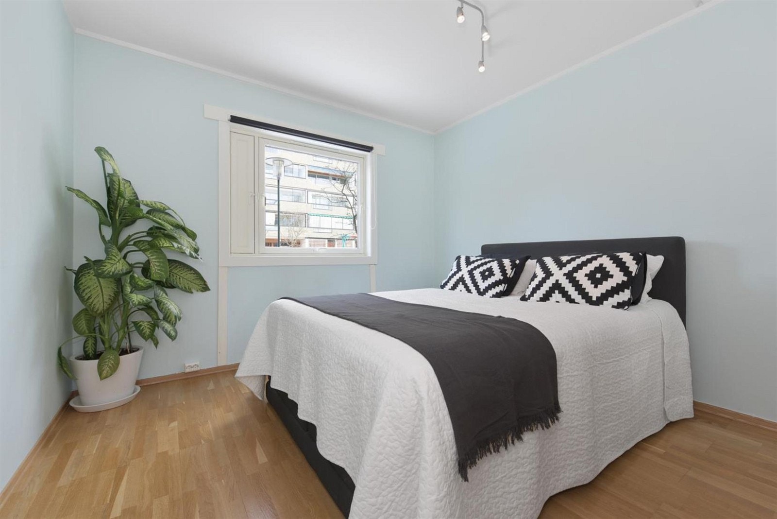 Hovedsoverom med god plass til dobbeltseng og garderobeløsning. Galleribilde