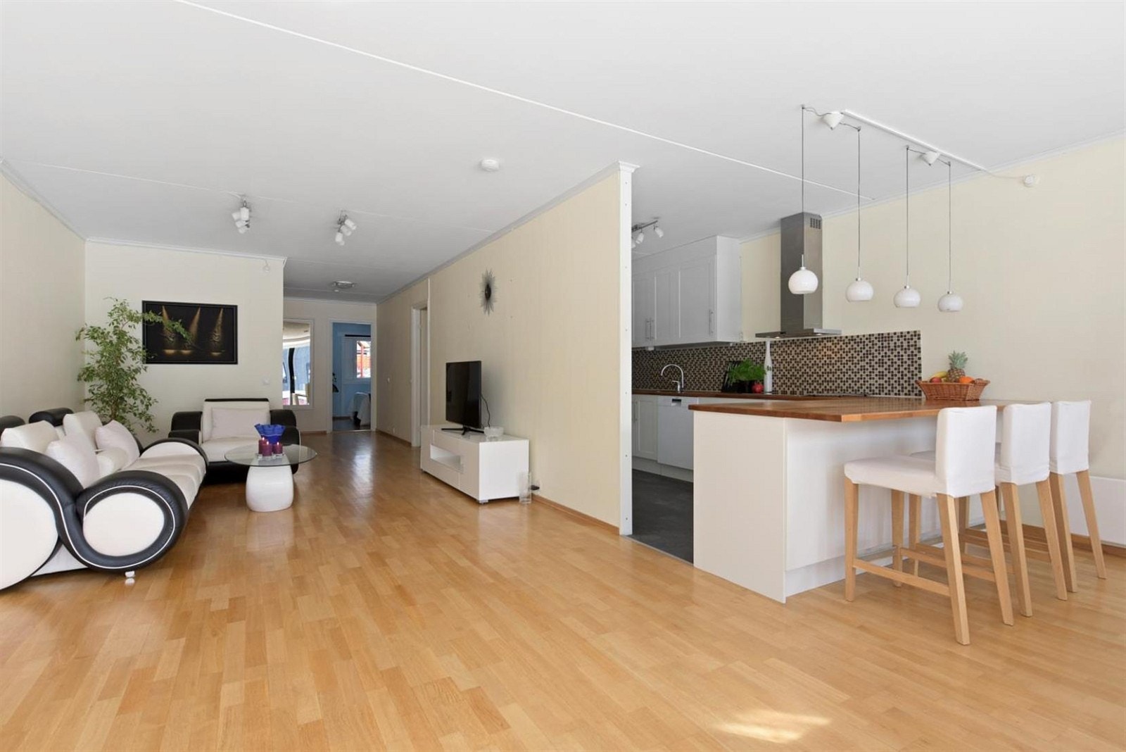 Leiligheten er gjennomgående med en god planløsning og stue med ulike møbleringsalternativer. Galleribilde