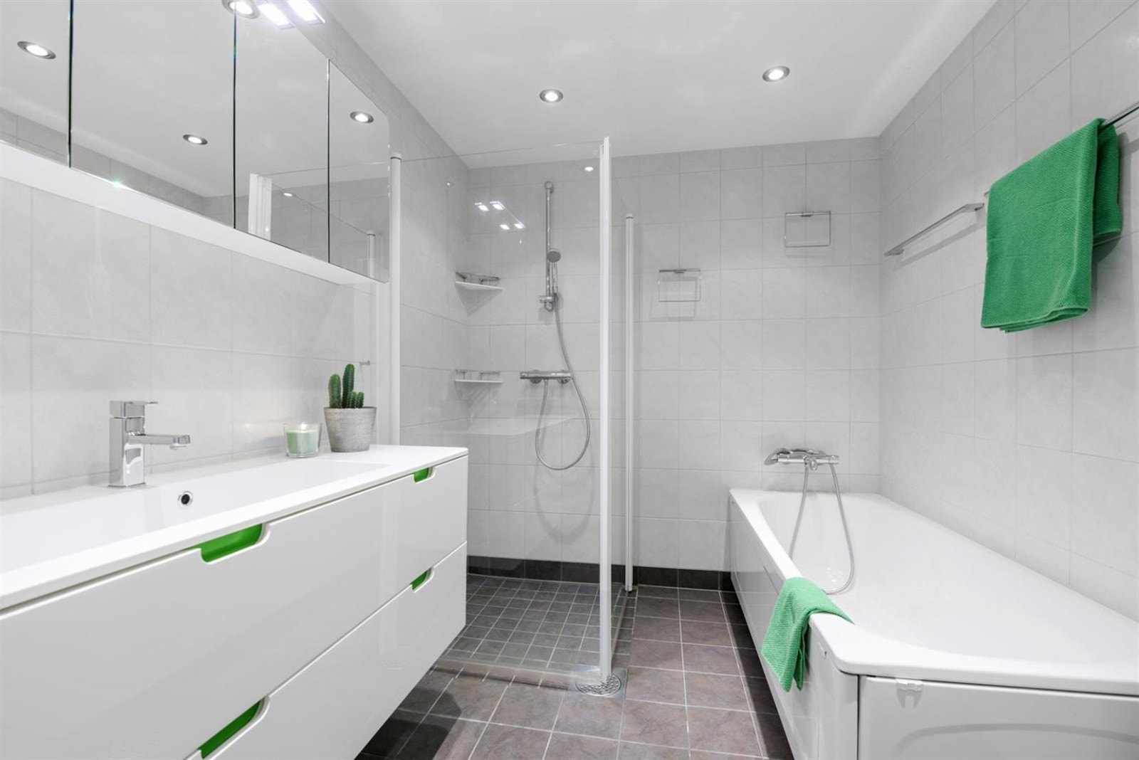 Flott bad med badekar og dusjhjørne. Galleribilde