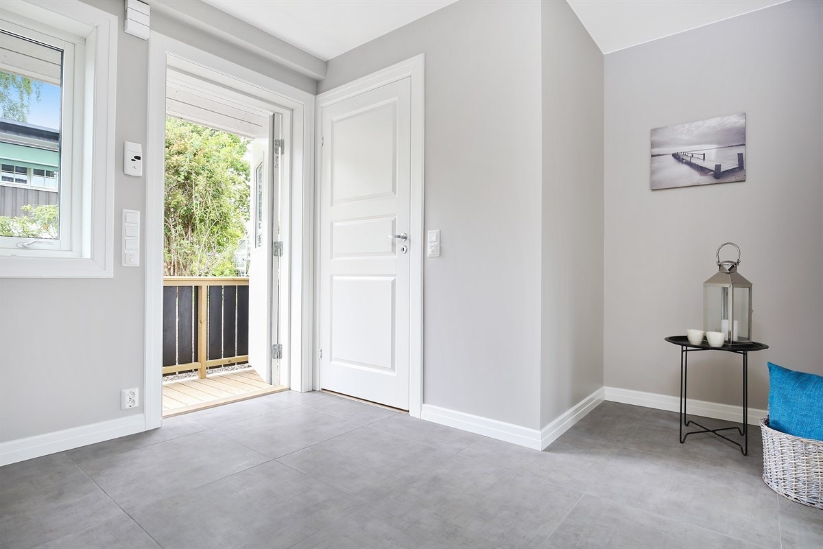 Flislagt entré med plass til garderobe - Separat toalett Galleribilde