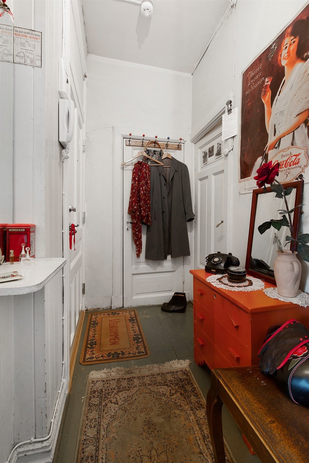 Romslig gang med plass til klesskap Galleribilde