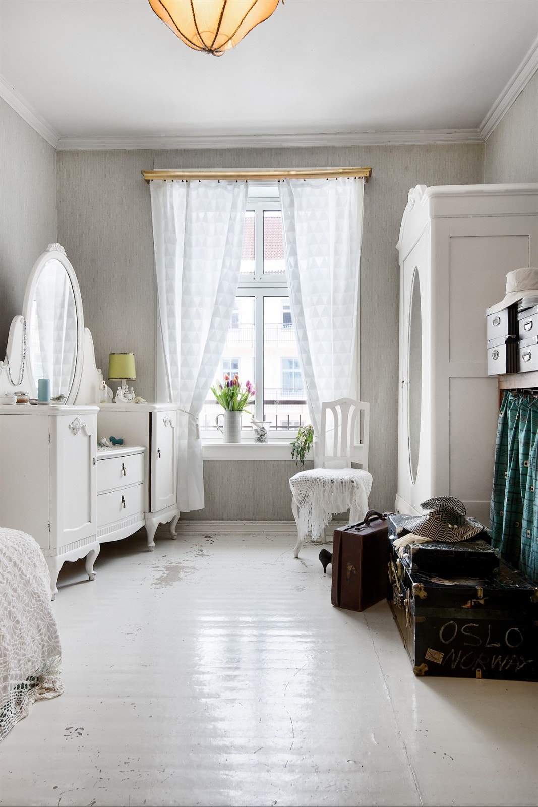 Brannbalkong utenfor vinduet på soverommet Galleribilde