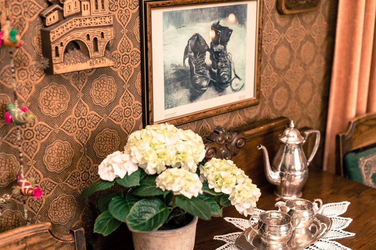 Legg merke til tapeten. Galleribilde