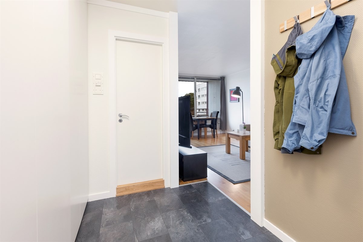 Entre/ gang mot bad og stue Galleribilde