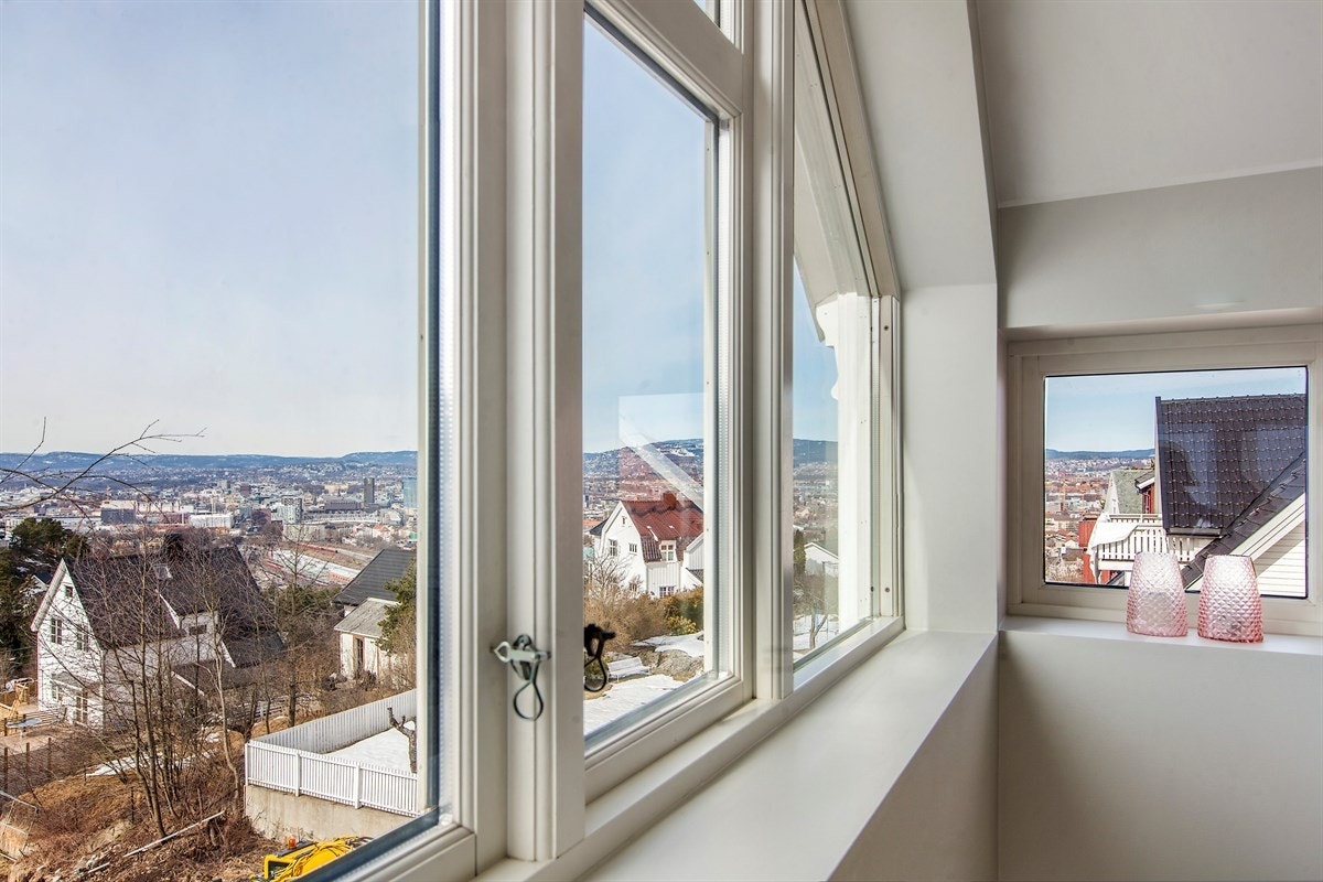 Panoramautsikt over Oslofjorden, byen og Holmenkollen Galleribilde