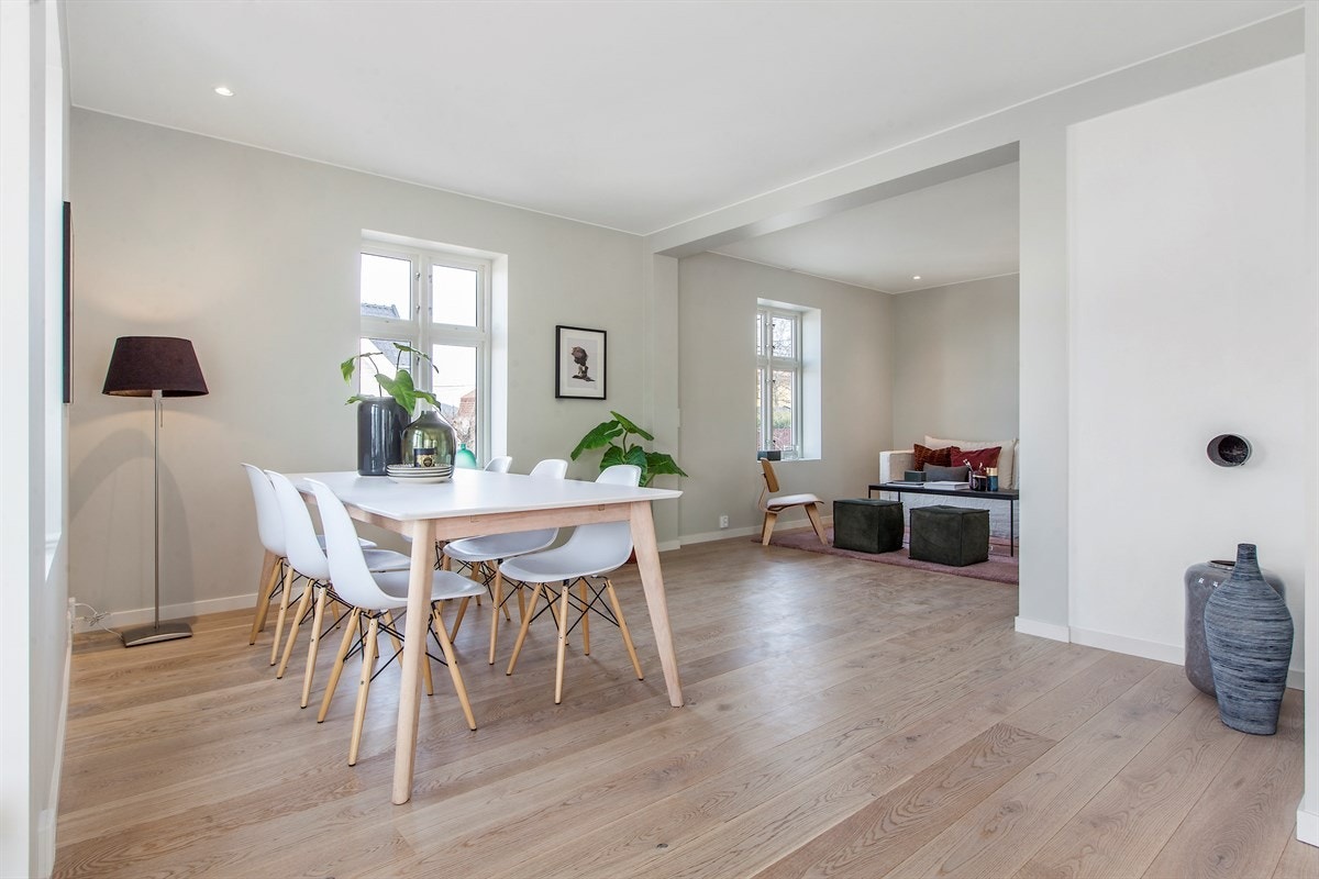 Stue med god plas til spisebord. Mulighet for tilkobling av peis Galleribilde