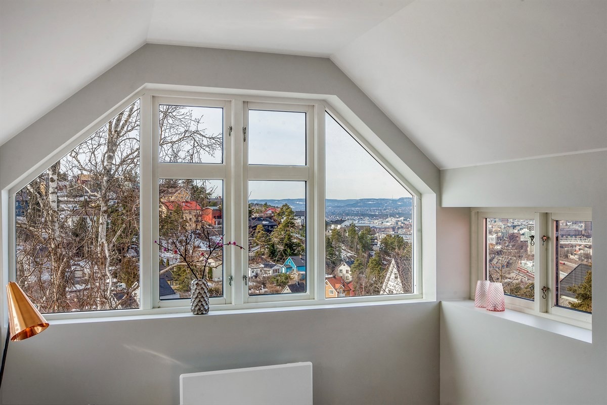 Panoramautsikt over Oslofjorden, byen og Holmenkollen Galleribilde